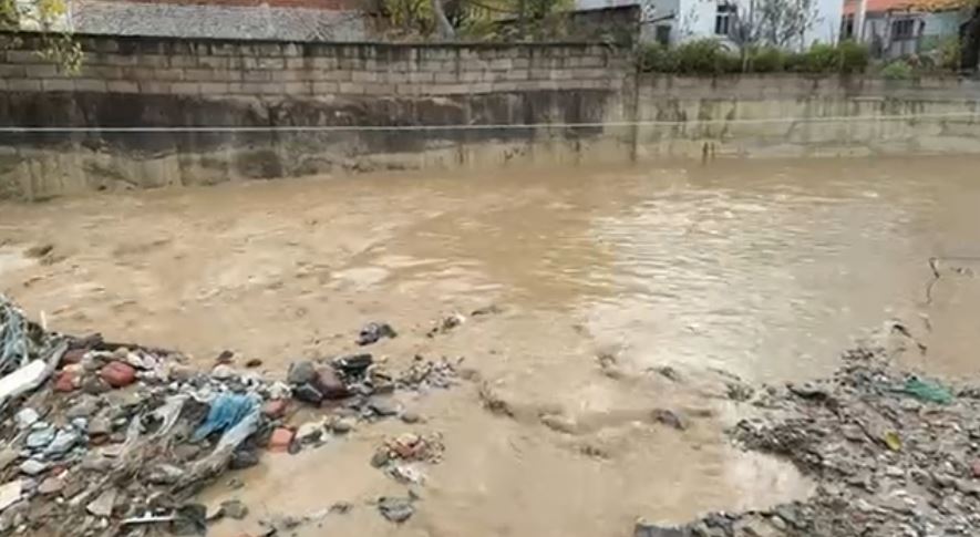 Reshjet e dendura të shiut/ Fshati Sheqeras rrezikon të përmbytet