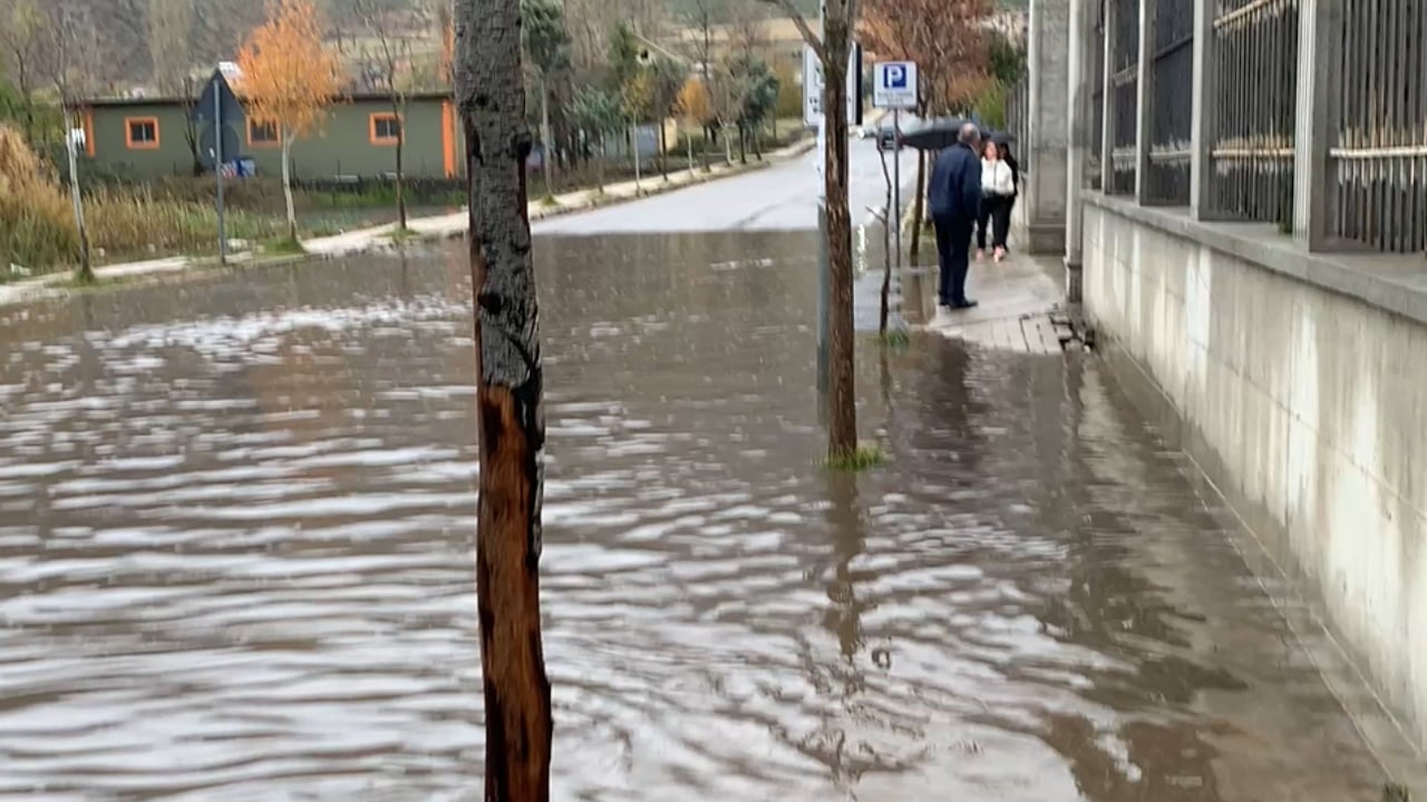 Reshjet e dendura të shiut në Bulqizë, përmbyten disa akse, vështirësi në qarkullimin e mjeteve dhe kalimtarëve