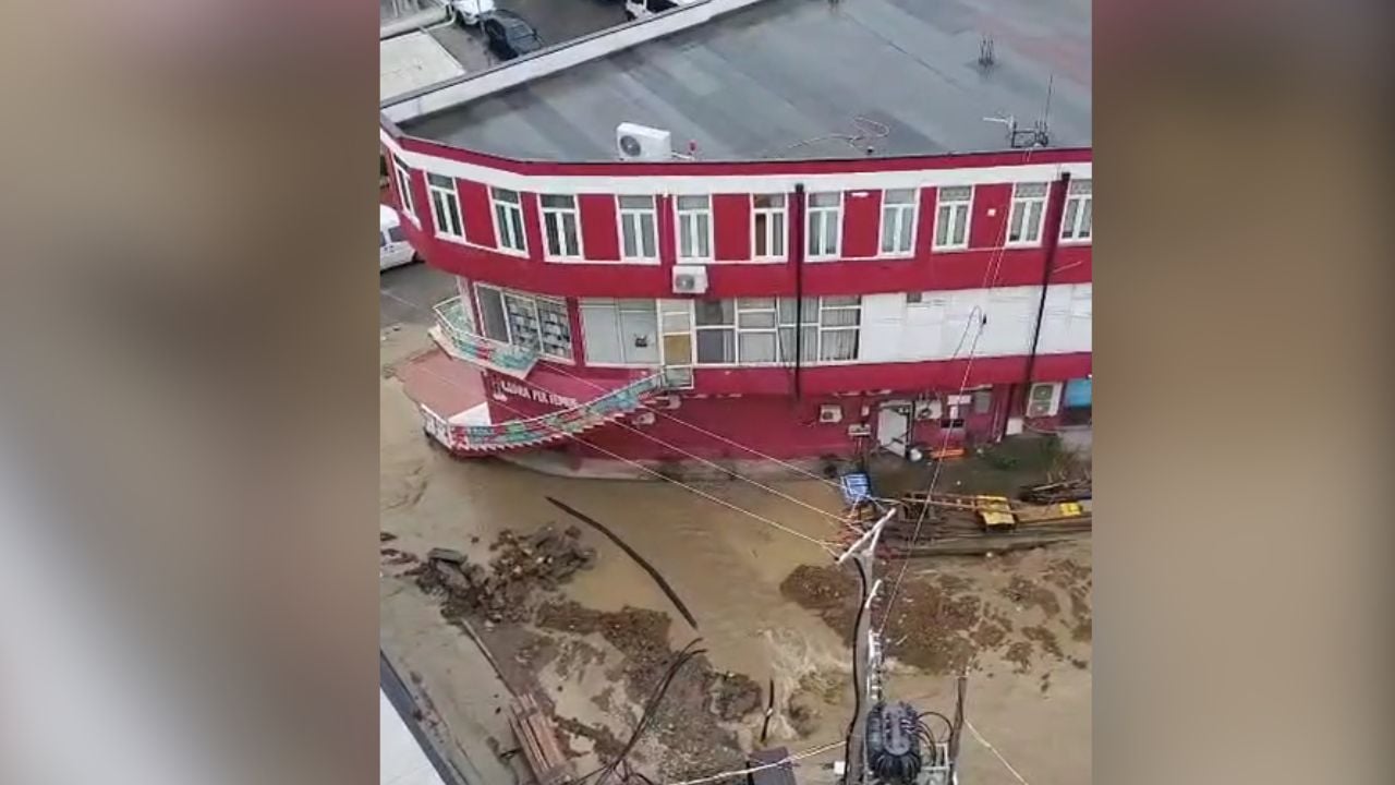 Reshjet e dendura të shiut përmbytin Laçin, rrugët kthehen në ‘lumej’