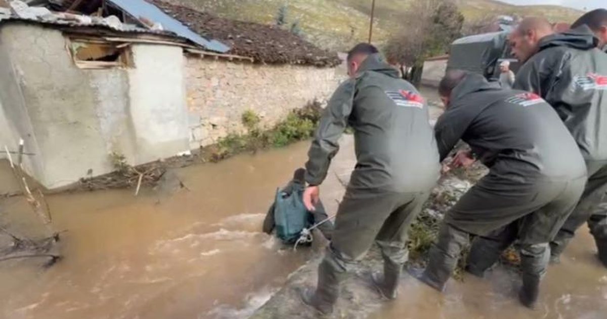 Reshjet “pushtojnë” vendin! Shënohet viktima e parë nga moti i keq, gjendet e mbytur 76-vjeçarja në Devoll