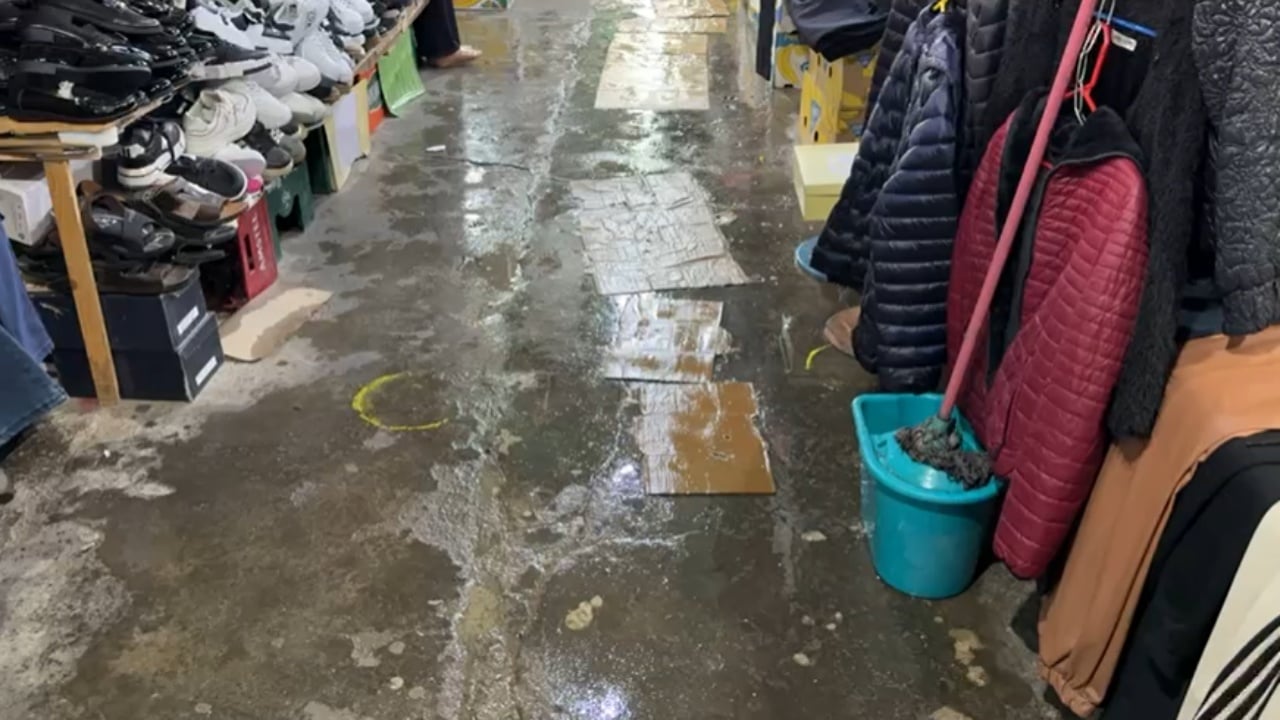 Reshjet shkaktojnë probleme dhe në Pogradec, uji hyn në treg dhe dëmtohen produktet