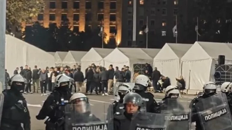 Revoltë në Beograd, protestuesit rrethojnë Parlamentin serb dhe kërkojnë dorëheqjen e Vuçiç