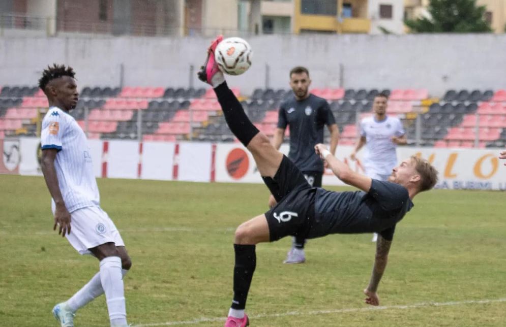 Rikthehet Superiorja, duele interesante në program