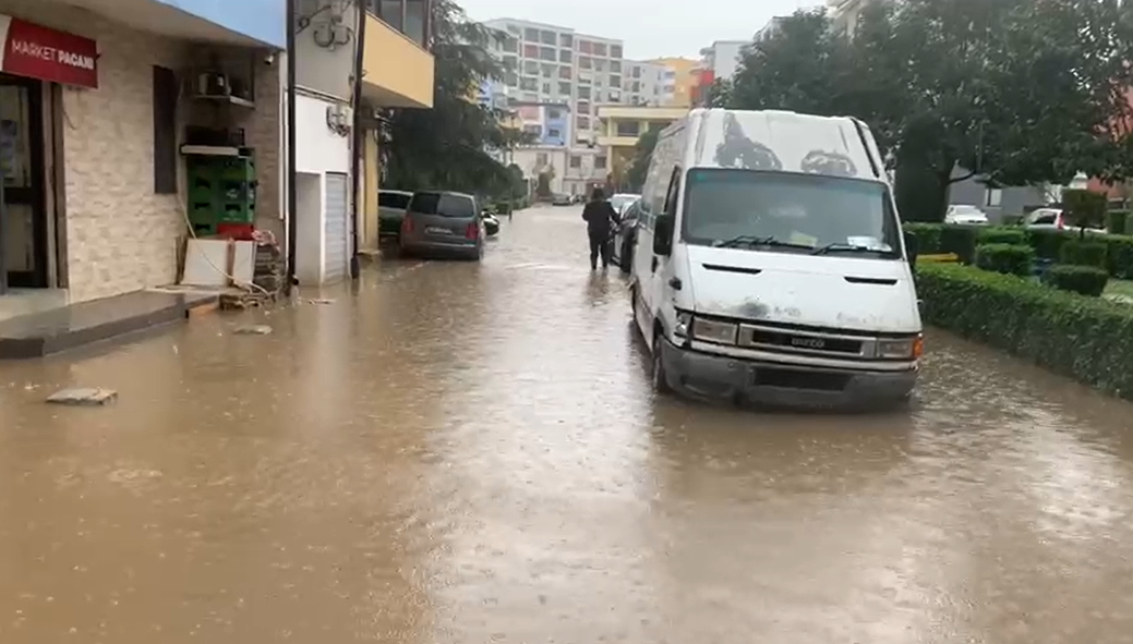 Rikthimi i reshjeve përmbyt Lezhën, një lagje e tërë nën ujë, vështirësi në qarkullim