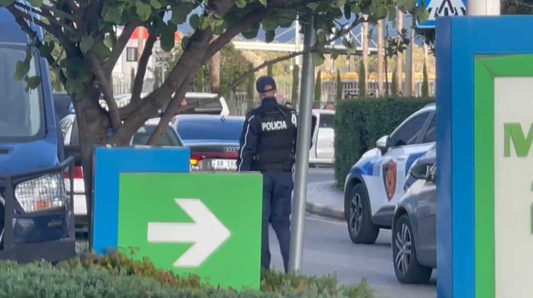 Rinas, pamjet e rënda nga atentati/ Viktima dhe i plagosuri brenda “Benz”-it pak çaste pas breshërisë së plumbave (FOTOJA)