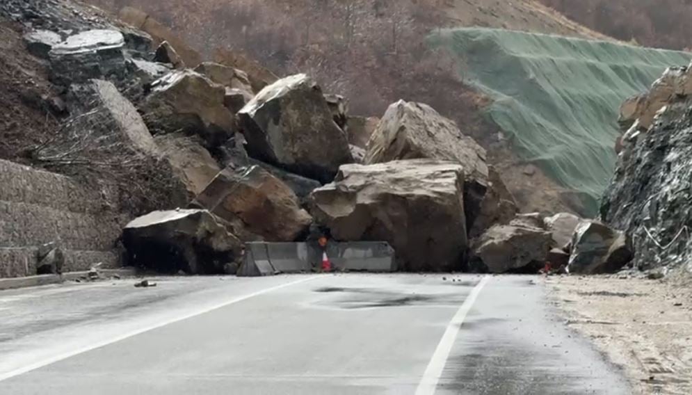 Rrëshqitja masive e shkëmbinjve bllokon aksin Qukës-Qafë Pllocë, vendoset baypass provizor për kalimin e mjeteve