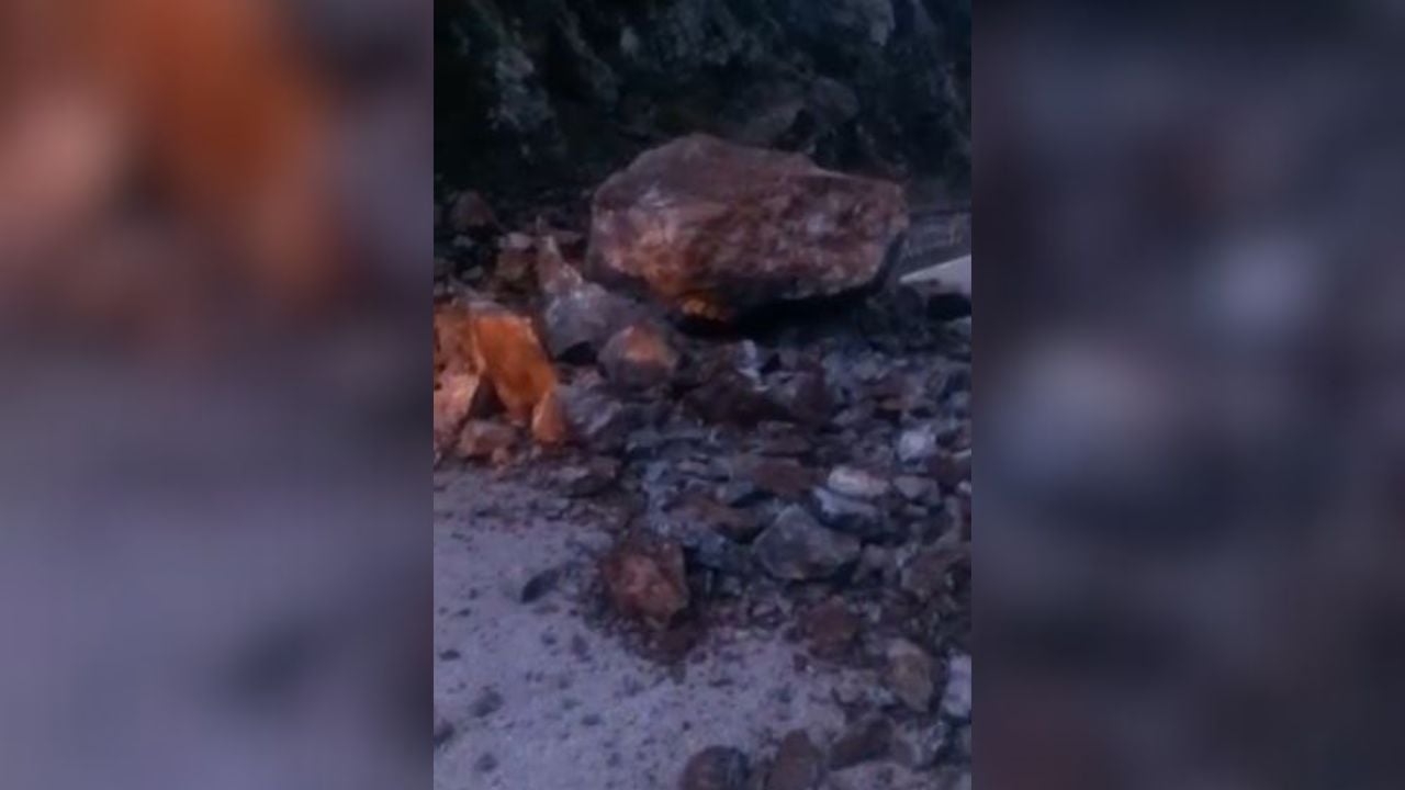 Rrëshqitje masive dheu në aksin rrugor Bajram Curr-Fierzë, bllokohet qarkullimi, autoritetet ndërhyjnë për pastrimin e inerteve