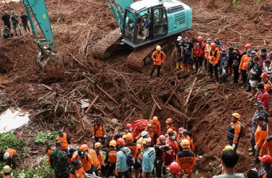 Rrëshqitje toke në Indonezi, 11 persona të vdekur, 12 të zhdukur