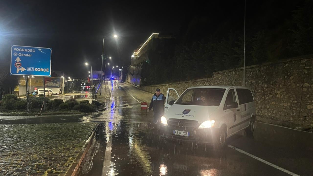 Rreziku nga rënia e gurëve, bllokohet segmenti hyrës i Unazës së Pogradecit kur vjen nga Qafë Thana