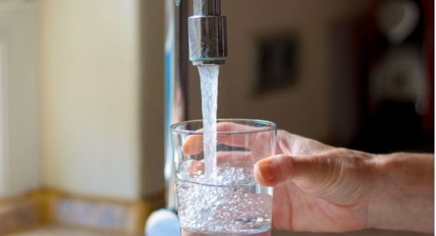 Rreziqet që vijnë nga uji me klor i rubinetit