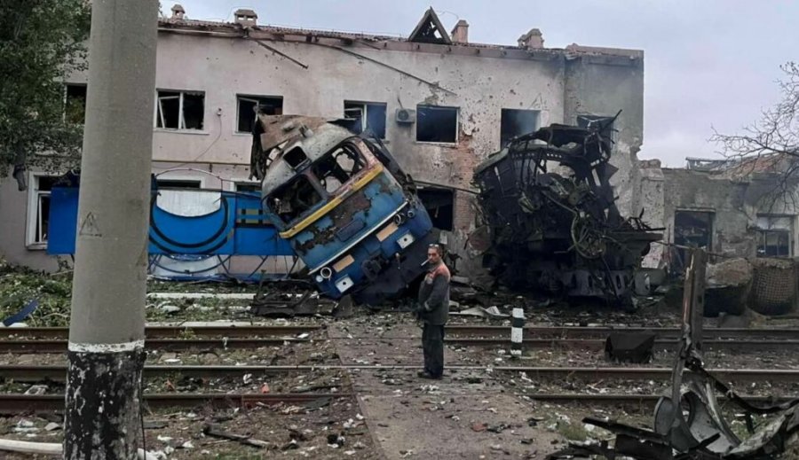 Rriten sulmet ruse ndaj hekurudhave ukrainase, qytetarët dhe transporti ushtarak në rrezik