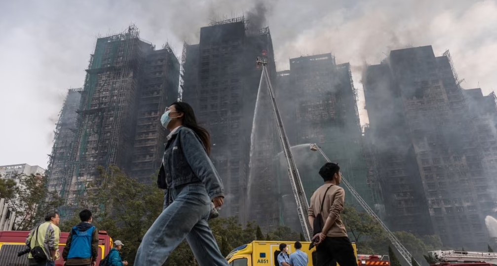 Rritet numri i viktimave nga zjarri në Hong Kong, policia fajëson kompaninë e ndërtimit për “neglizhencë”