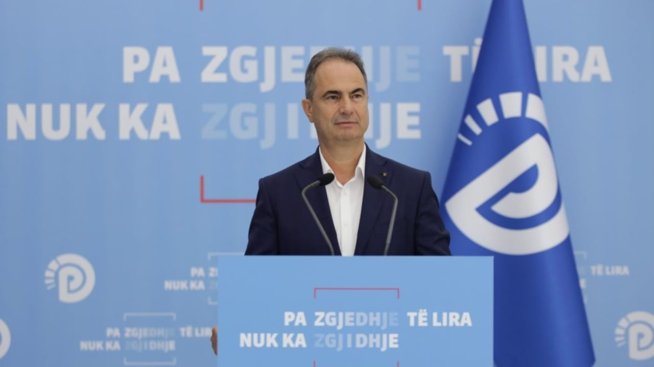 “Rroftë republika e Kosit”, nënkryetari i PD ironizon komisioneren e Zgjerimit në BE: Ne kemi edhe shprehjen “një herë bie daci në kos”