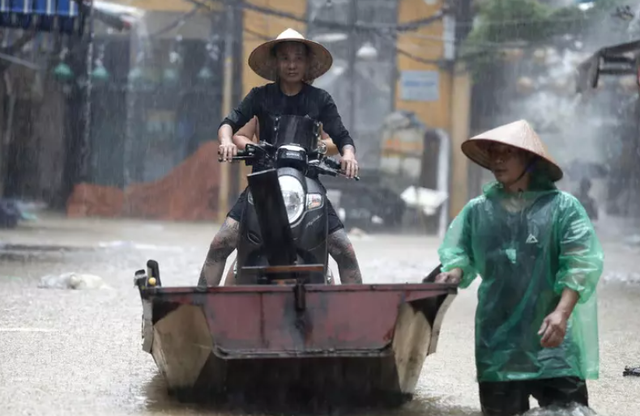 Rrugët të kthyera në lumenj/ Rëndohet bilanci, 35 persona humbin jetë nga përmbytjet në Vietnam