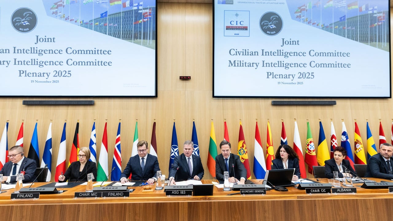 Rutte mbledh shefat e inteligjencës së NATO-s në Bruksel, pjesë edhe drejtoresha e SHISH, Vlora Hyseni/ Fokus te kërcënimet globale dhe mbështetja për Ukrainën