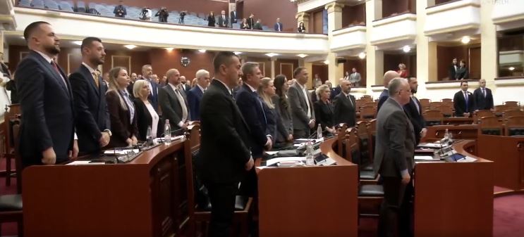 Seanca plenare/ Ndarja nga jeta e liderit historik socialist Fatos Nano, Kuvendi mban një minutë heshtje