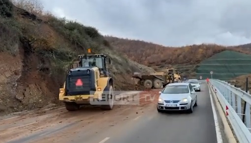 Sërish rrëshqitje dherash në aksin Qukës-Qafë Plloçë, bllokohet njëra prej korsive