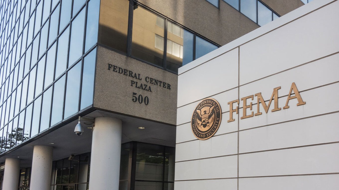 Shefi i Agjencisë Federale të Menaxhimit të Emergjencave dhe i zgjedhuri i Trump, David Richardson, jep dorëheqjen