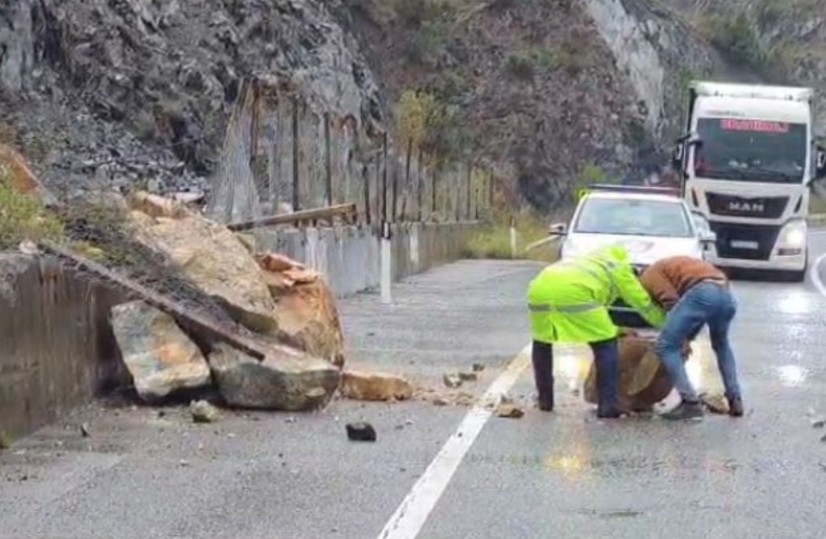 Shembet masivi shkëmbor në Rubik, polici i patrullës dhe qytetari e largojnë nga rruga