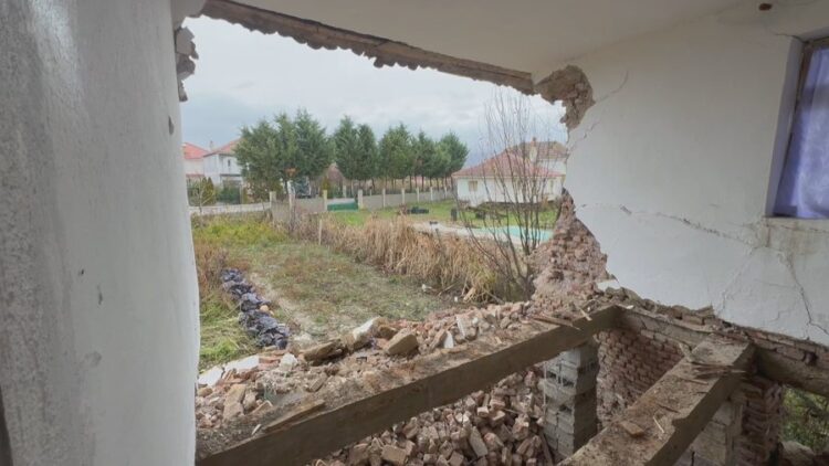 Shembet nga reshjet shtëpia në Maliq, familja me 5 anëtarë mbetet në qiell të hapur