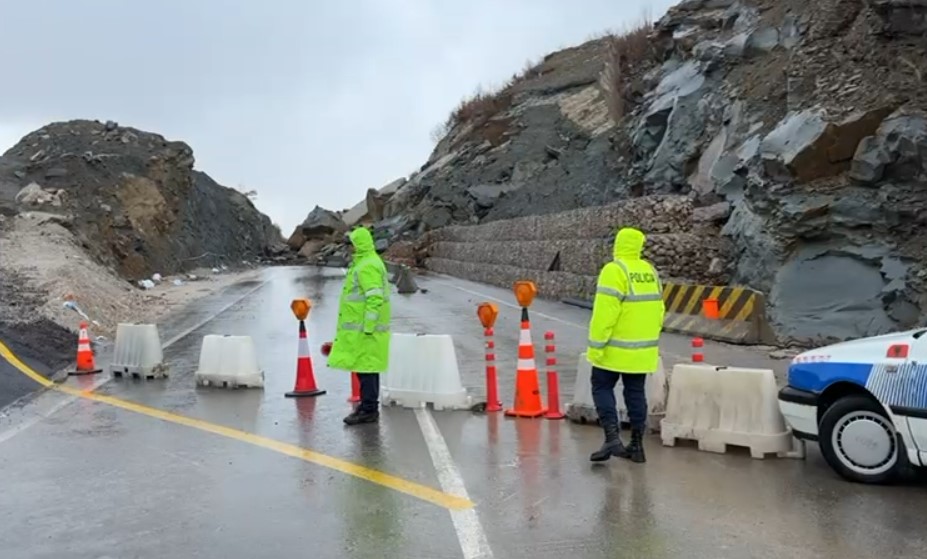 Shembja e rrugës Qukës-Qafë Plloçë, Lapaj: Tenderat bëhen me telefon dhe fituesi dihet