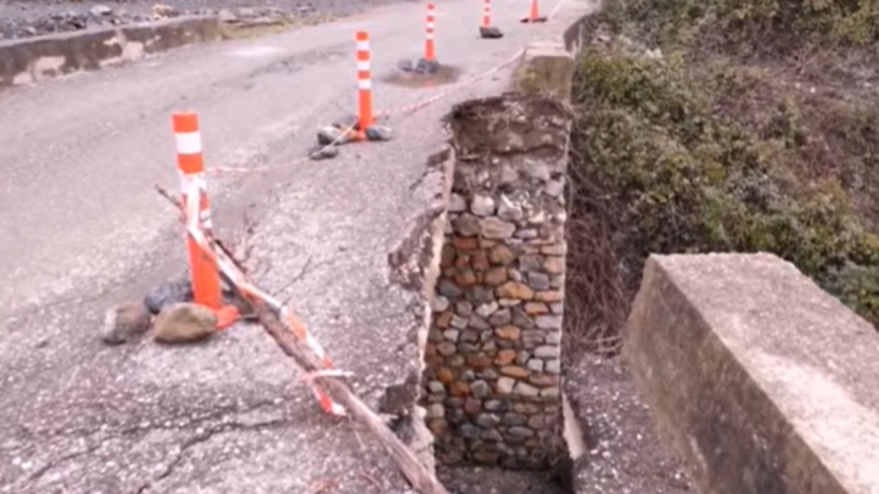 Shembje në rrugën e Gjinarit, reshjet e shiut kanë dëmtuar rrugën që të lidh me fshatin turistik në Elbasan