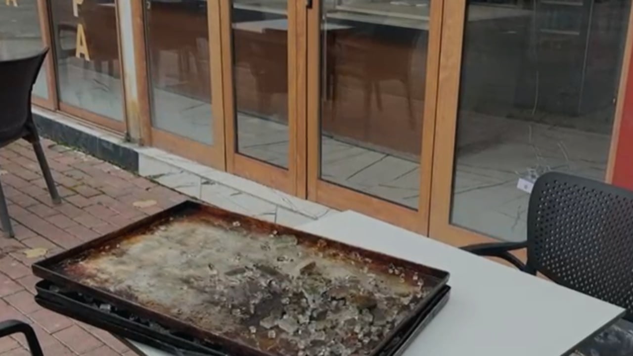 Shenja plumbash në mure e xhama të thyer, këto janë pamjet nga biznesi në Kukës ku u qëllua me breshëri