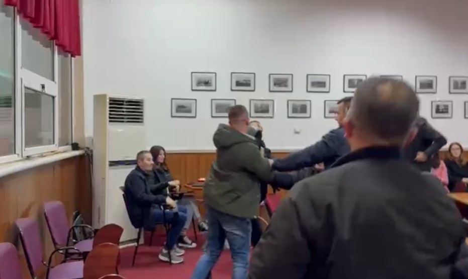 Sherr me grushte në Këshillin Bashkiak të Pogradecit, këshilltari përleshet fizikisht me qytetarin në sallë