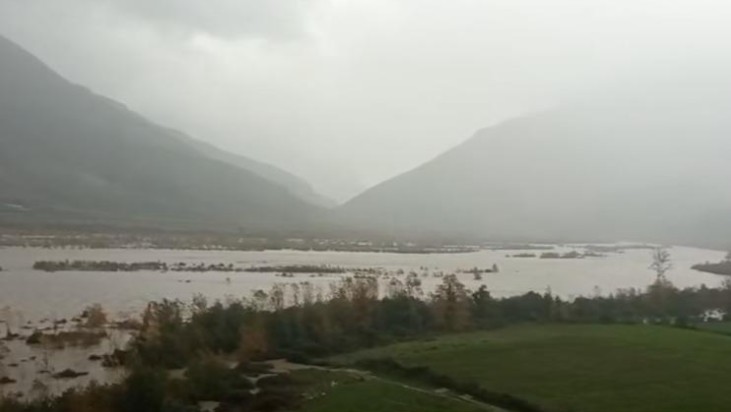 Shirat e dendur, niveli i Vjosës në pikën kritike. Lumi del nga shtrati pranë Urës së Mifolit