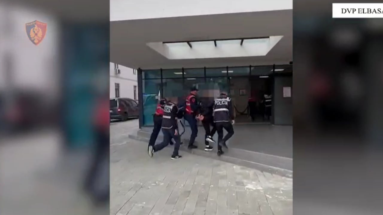 Shisnin lëndë narkotike dhe armë, arrestohen 4 të rinj në Elbasan, procedohen 2 të tjerë