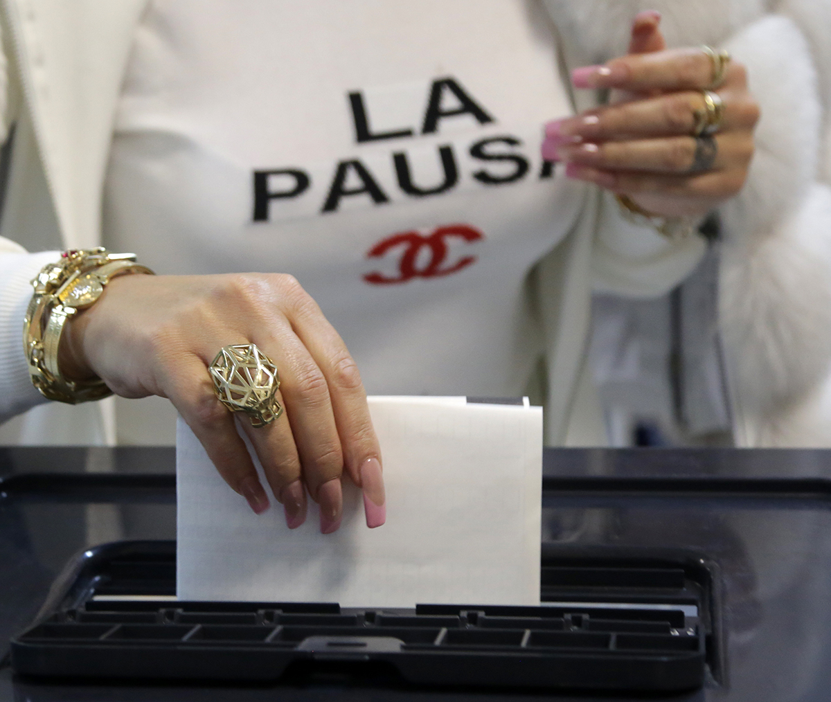 Shiu i nxorri bojën por jo zhulin partive politike