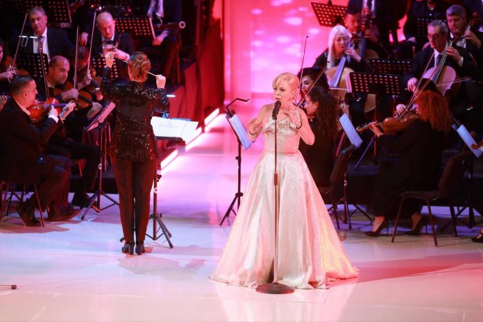 Shkodër/ Inva Mula dhe Genc Tukiçi magjepsin publikun me udhëtimin muzikor