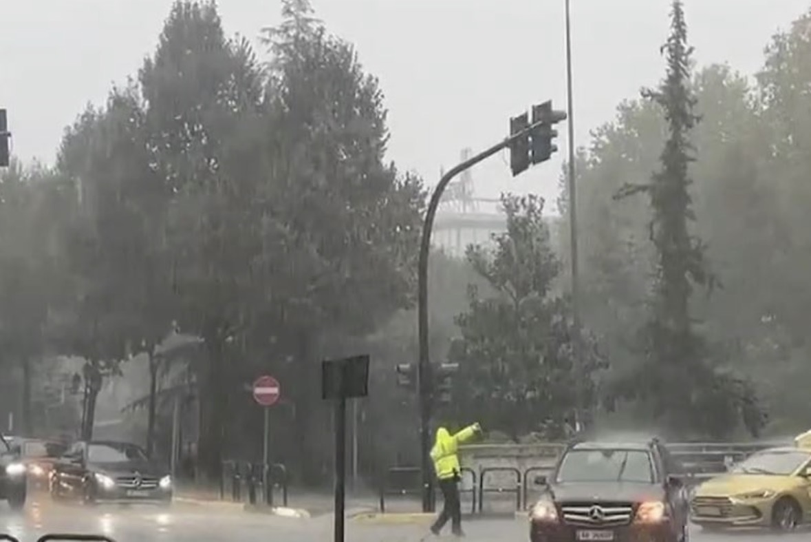 Shkodër/ Mëngjesi nis me stuhi të fortë, shi dhe breshër