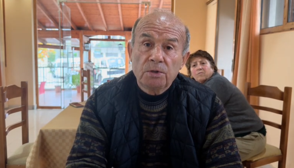 Shkon në lokal dhe dhunon këngëtarin dhe pronarin/ Denoncimi i 69-vjeçarit: Autori ka dy emra është problematik. S’dua të më ngatërrohet..