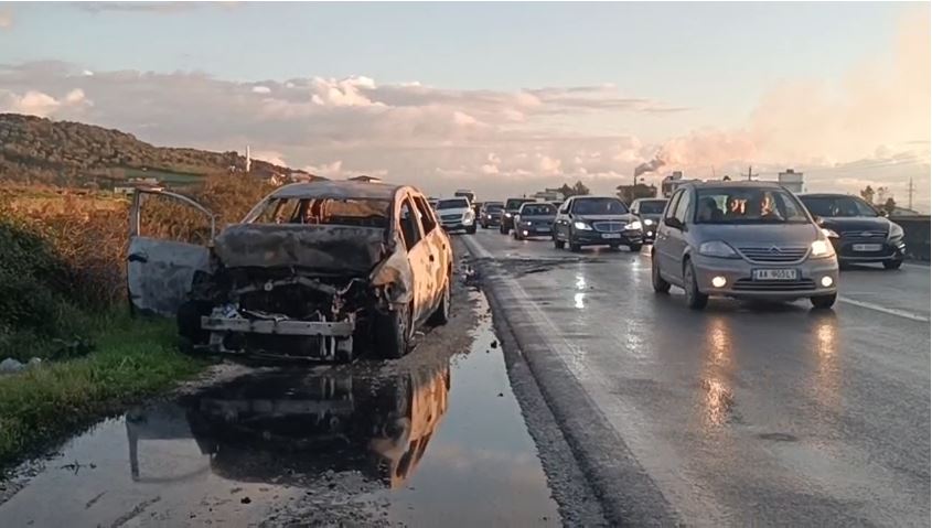 Shkrumbohet makina pas përplasjes në Lushnje, shpëtojnë mrekullisht nëna shofere dhe dy fëmijët