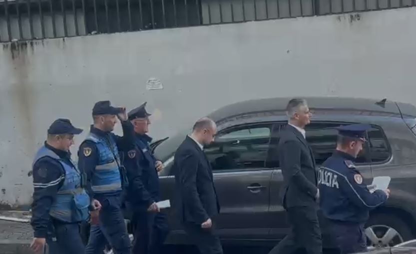 Shoqërohen nga policia, mbërrijnë në GJKKO, Gentian Gjyli dhe Erald Elezi