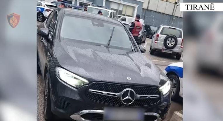 Shpallen në kërkim dy persona/ Trafikonin automjete luksoze të vjedhura nga Italia në Shqipëri autoritetet informojnë..