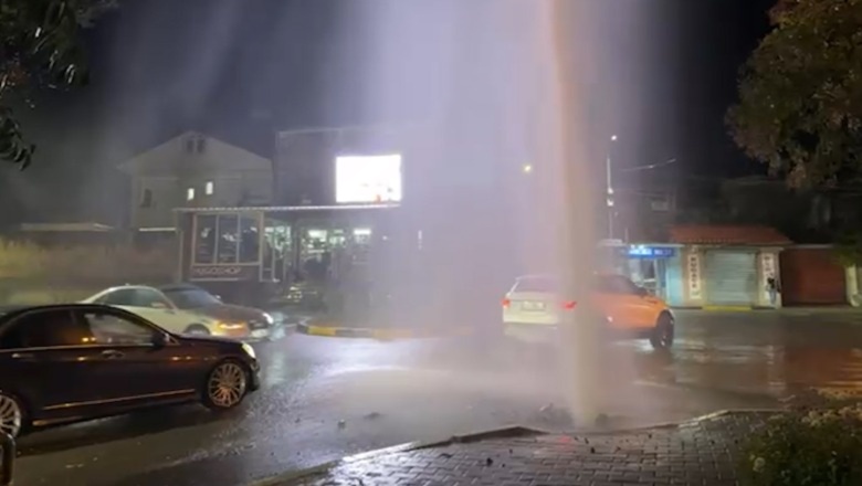 Shpërthen rrjeti i ujësjellësit, uji kthehet në shatërvan në mes të rrugës