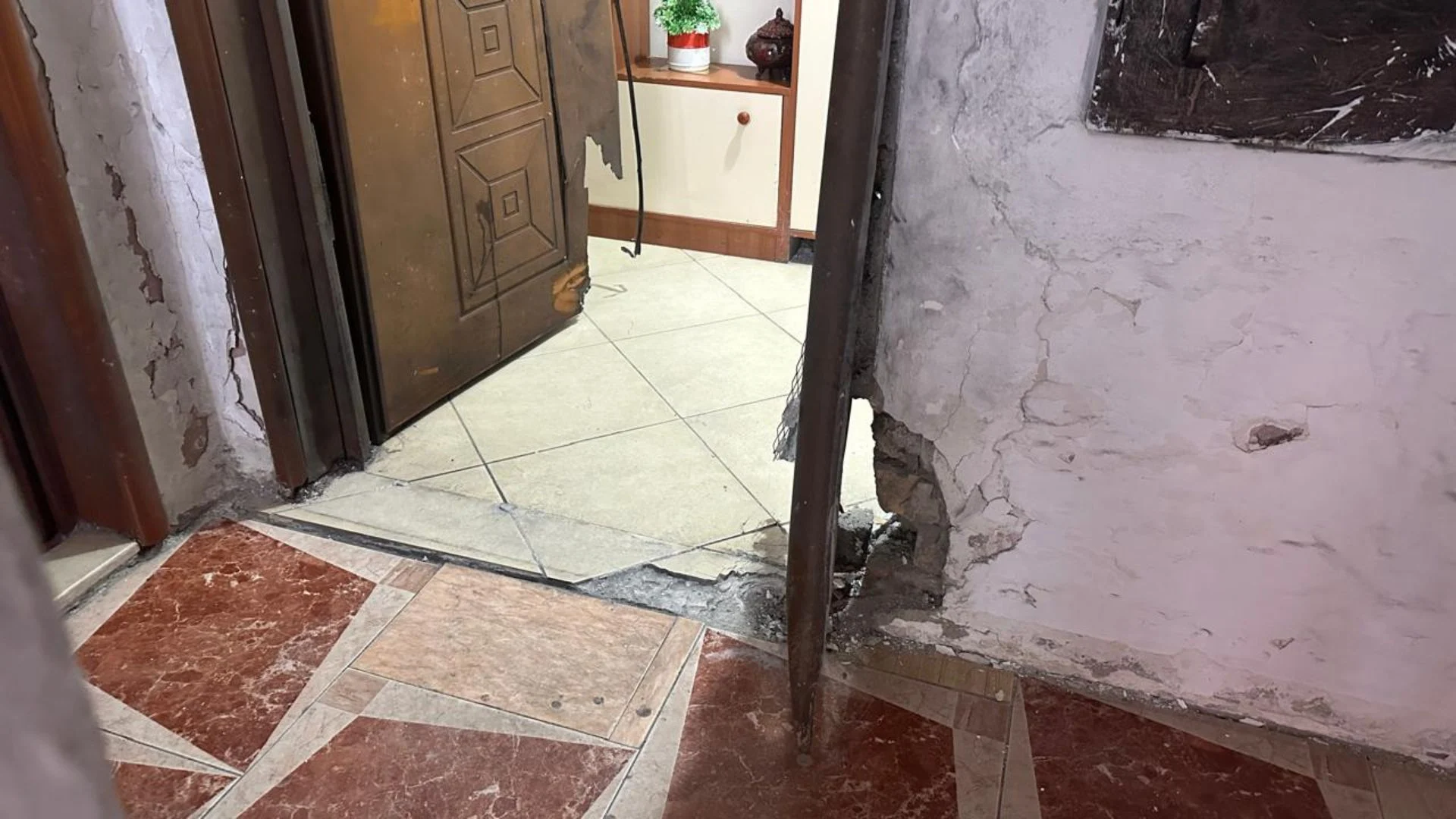 Shpërthim me eksploziv në derën e shtëpisë së 63-vjeçares