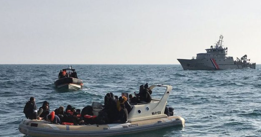 Shpëtohen 94 emigrantë në La Mansh, varka e tyre u ça pranë bregdetit francez