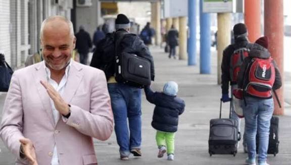 Shpopullimi alarmant! Një në tre shqiptarë planifikon emigrimin