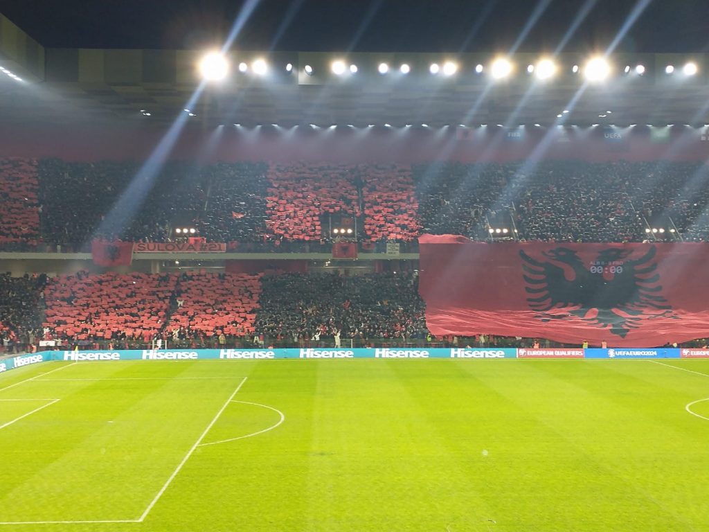 Shqipëri-Angli, “Air Albania” pret dy skuadrat e para të grupit në…festë