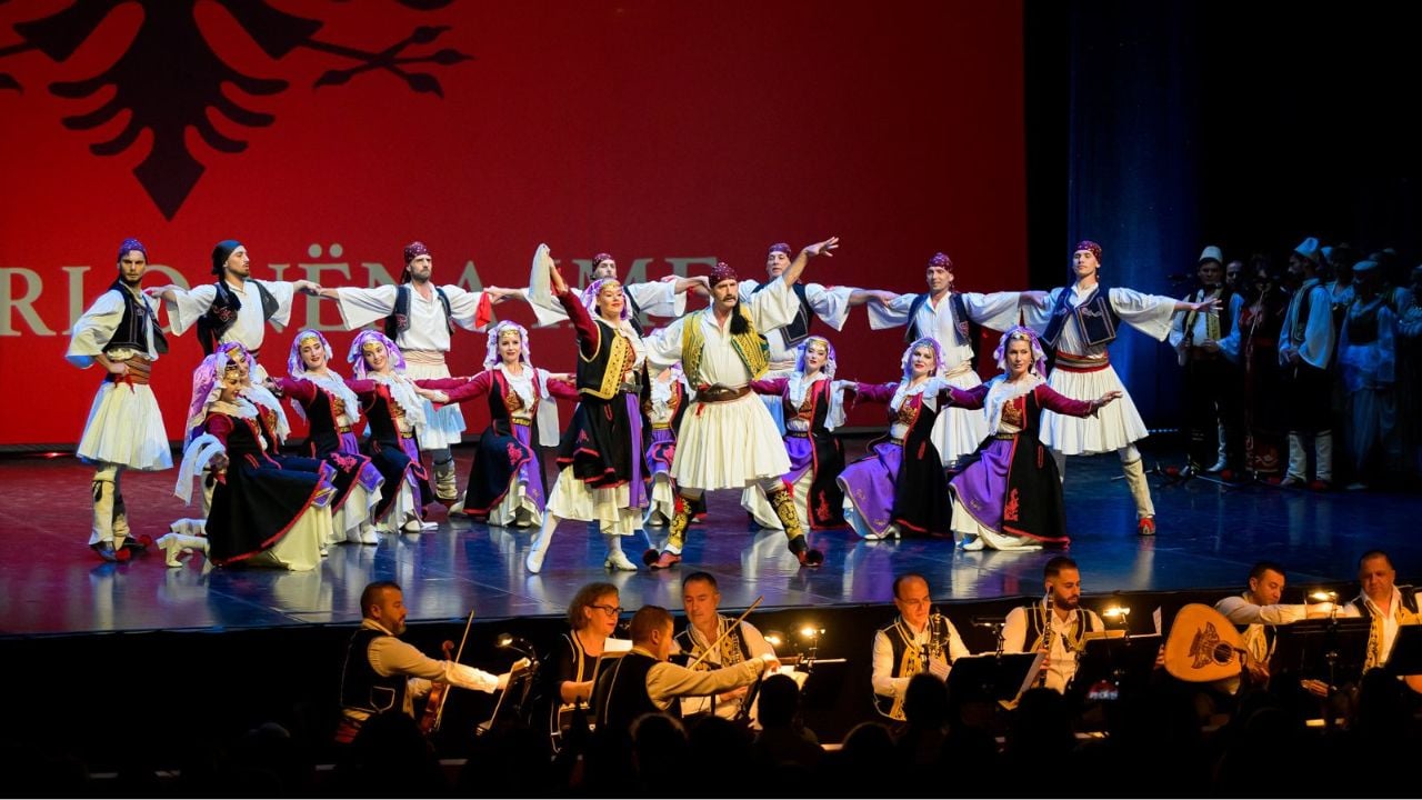 “Shqipëri o nëna ime”, Kastriot Tusha i bashkohet Ansamblit Kombëtar në koncertin me këngë e valle nga të gjitha trevat shqipfolëse