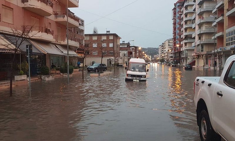 Shqipëria nën ‘pushtetin’ e ujit/ Përmirësohet situata në Vlorë, rikthehen në banesa familjet që u përmbytën