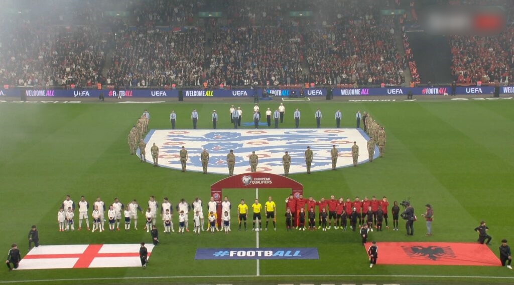 Shqipëria sfidon Anglinë, kompanitë e basteve “vendosin në peshore” skuadrat