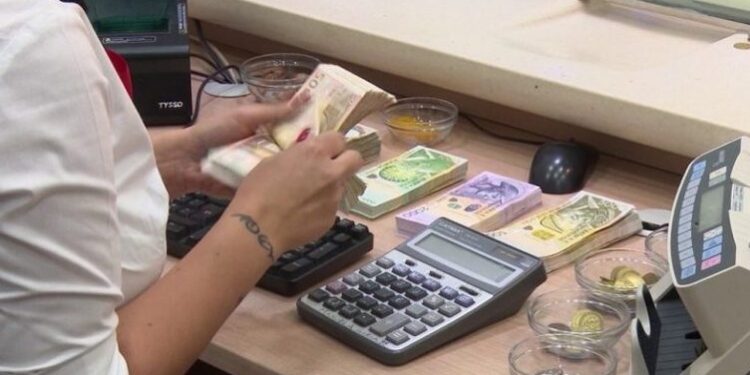 Shqiptarët “fshehin” paratë në banka, jo në biznese, ekspertët paralajmërojnë pasojë për ekonominë