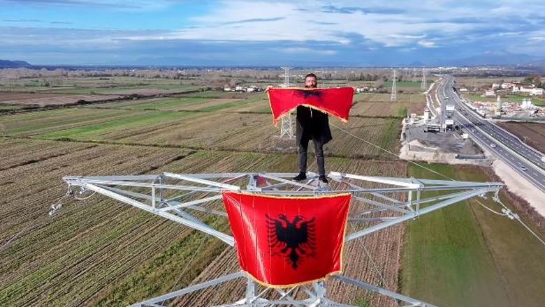 Shqiptari sfidon lartësinë për 28 nëntorin, hipën në shtyllën e lartë për të vendosur flamurin kombëtar