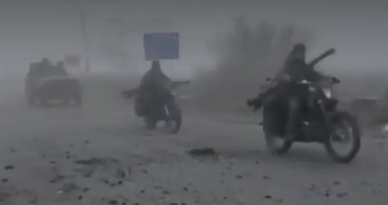 Si në një film Mad Max/ Ushtarët rusë hyjnë në qytetin e Pokrovskut, Ukrainë, të mbuluar nga mjegulla