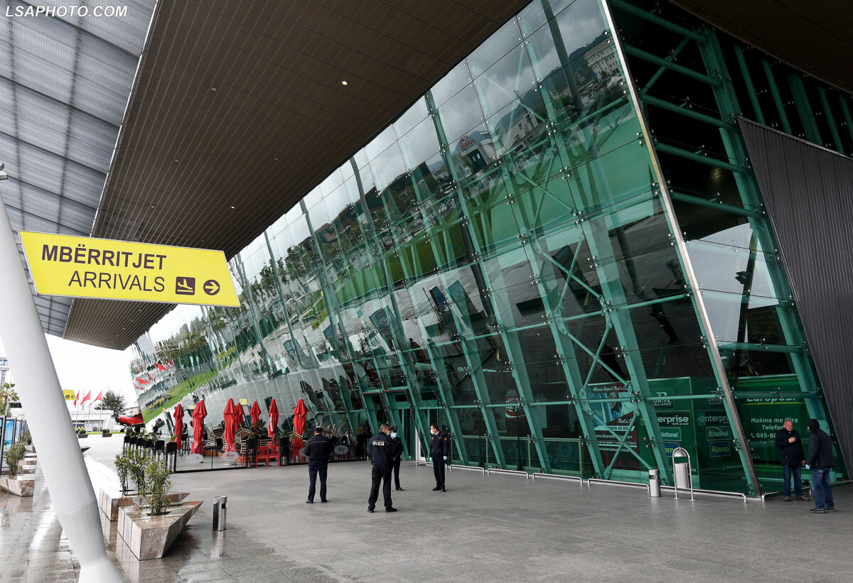 “Siguria në aeroporte është në pikëpyetje”, gazetari habit me deklaratën e tij: Kanë tentuar të na rrëmbejnë mua dhe..