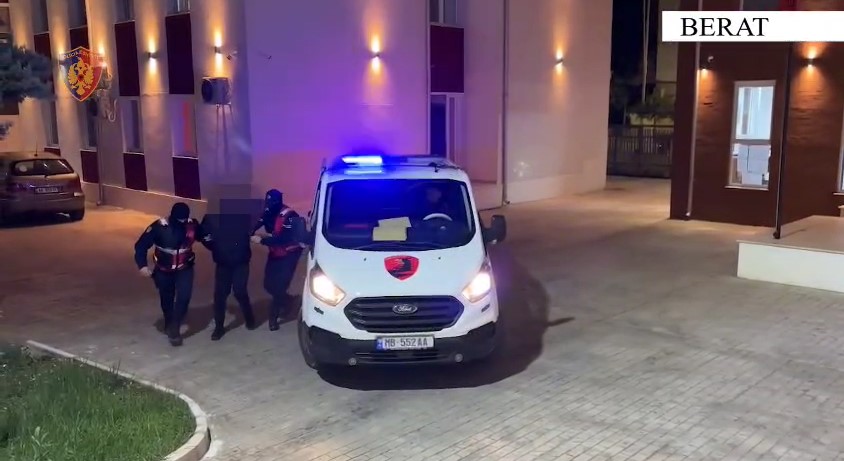 Siguronin kanabis dhe e “sistemonin” me doza në shtëpi për ta shitur, arrestohet 21-vjeçari në Berat